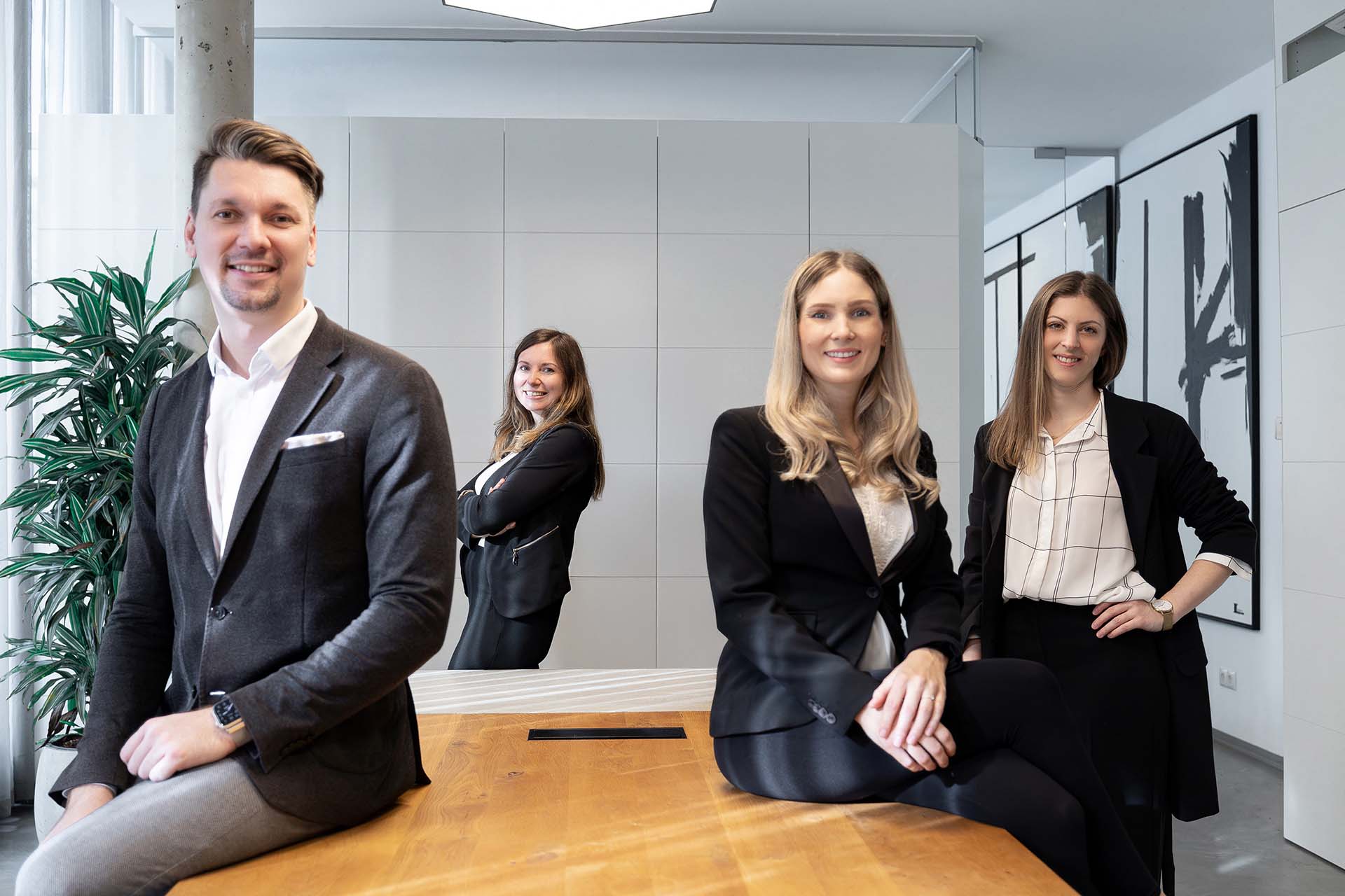 TeamWohnWerk-Team mit Peter Singer im Büro Körösistraße 28 in Graz — Immobilienmakler für die Steiermark