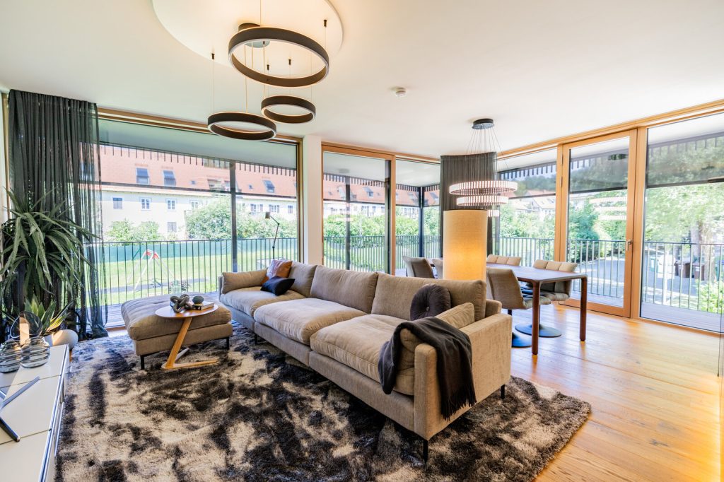 Möbliertes Wohnzimmer nach Home Staging – TeamWohnWerk Immobilienverkauf in Graz